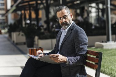 Zarif adam açık havada yazma