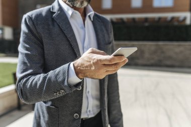 Akıllı telefon kullanan iş adamı