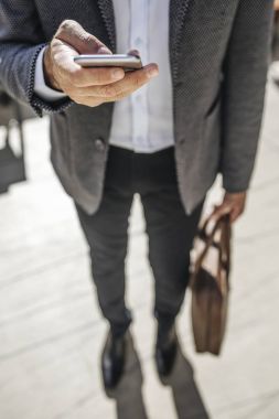 Cep telefonu kullanan iş adamı