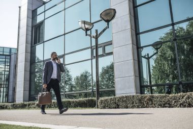 cep telefonuyla konuşan işadamı