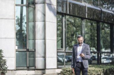 cep telefonundan yazarak işadamı