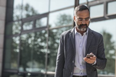 Smartphone'da yazarak işadamı