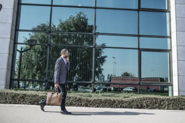 cep telefonuyla konuşan işadamı