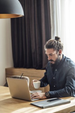Otel odasından çalışma iş adamı serbest meslek