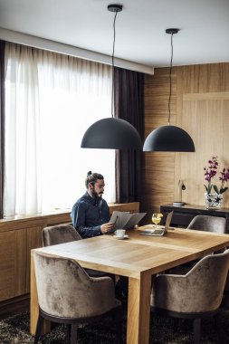 Otel odasından çalışma iş adamı serbest meslek