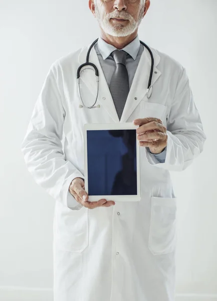 의사 지주 태블릿 — 스톡 사진