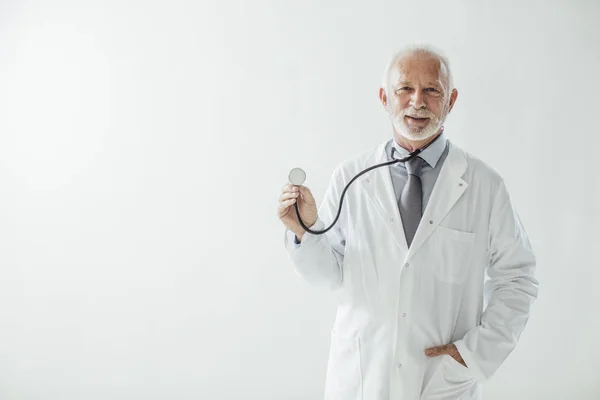 Médico segurando estetoscópio — Fotografia de Stock