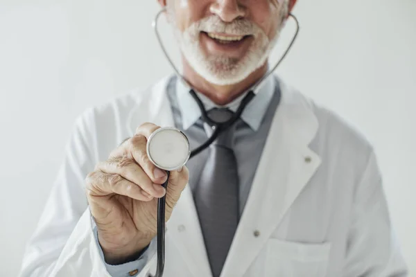 Доктор холдингу стетоскоп — стокове фото