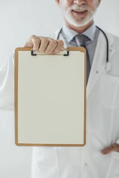 Arzt hält Papierblock-Halter in der Hand — Stockfoto