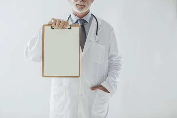 Arzt hält Papierblock-Halter in der Hand — Stockfoto