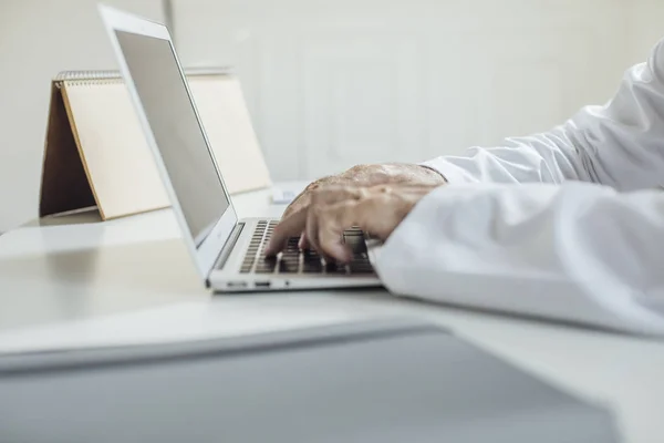 Arzt mit Laptop — Stockfoto