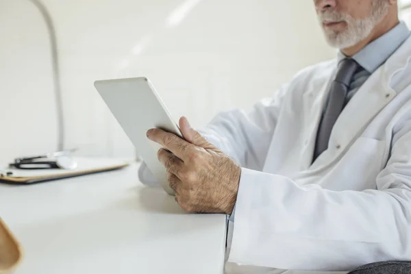 Médico segurando comprimido — Fotografia de Stock