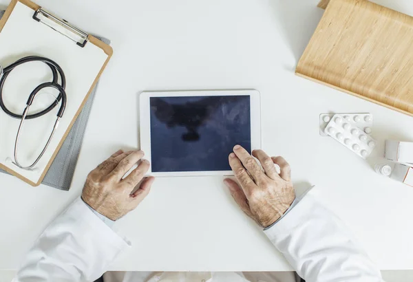 Doktor pomocí tabletu — Stock fotografie