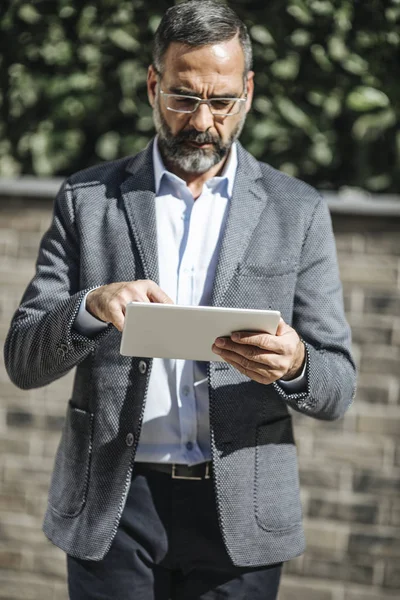 Empresário usando tablet — Fotografia de Stock