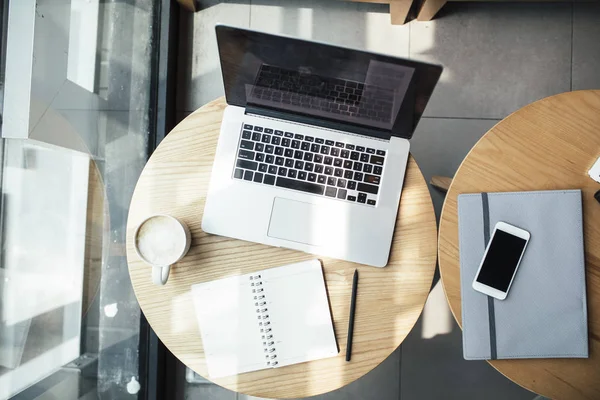 Laptop on Coffee Table — Stock Photo, Image