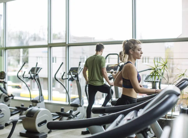 Menschen trainieren im Fitnessstudio — Stockfoto