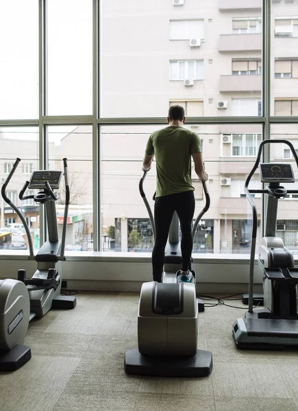 Exercício de homem no ginásio — Fotografia de Stock