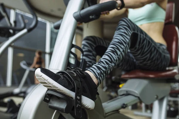 Mujer en entrenamiento cardiovascular — Foto de Stock