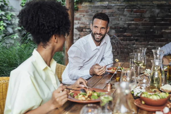 Přátelé v restauraci — Stock fotografie