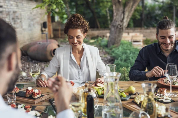 Freunde genießen Dinnerparty — Stockfoto