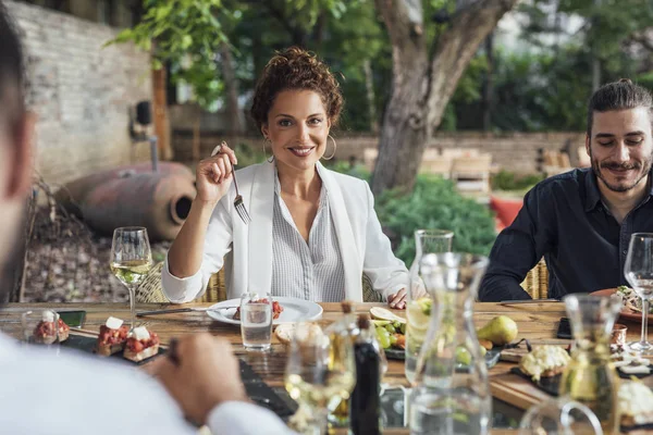 Vrienden genieten van dinerpartij — Stockfoto