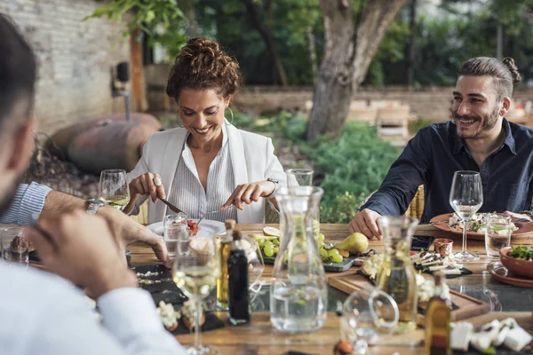 Freunde genießen Dinnerparty — Stockfoto