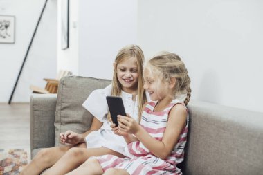 Smartphone ile oynayan kız