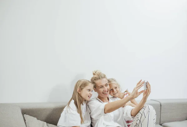 Matka i dzieci przy użyciu aparatu telefonu komórkowego — Zdjęcie stockowe