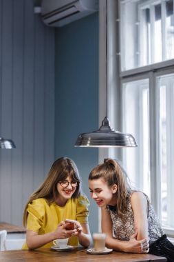 Cep telefonu görünümlü kız