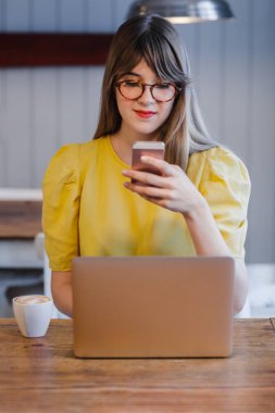 kahve dükkanında Smartphone kullanan kadın