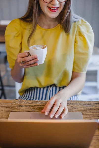 Femme utilisant un ordinateur portable au café — Photo