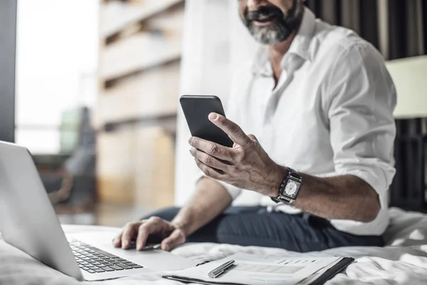 Empresário digitando no smartphone — Fotografia de Stock