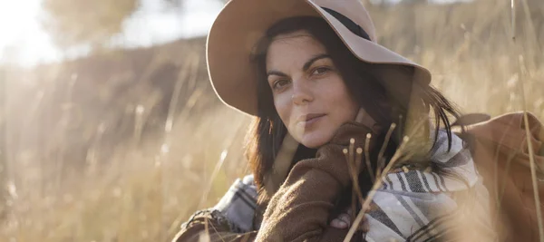 Retrato de mulher no campo — Fotografia de Stock