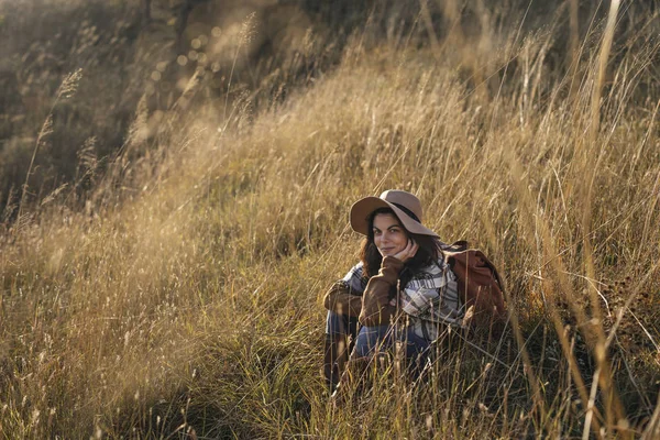 Retrato de mulher no campo — Fotografia de Stock