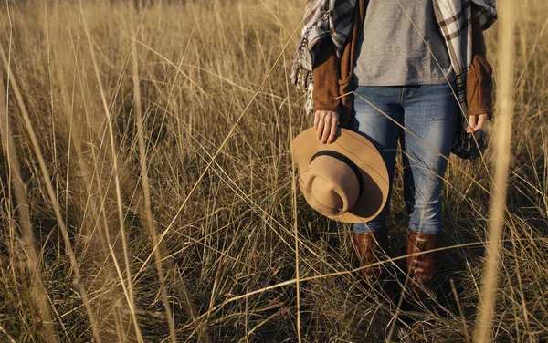 Mulher Trekking no campo — Fotografia de Stock