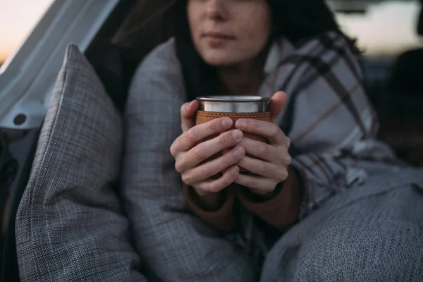 Donna Camper Holding tazza — Foto Stock