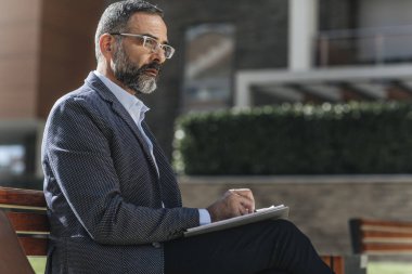 Zarif adam açık havada yazma