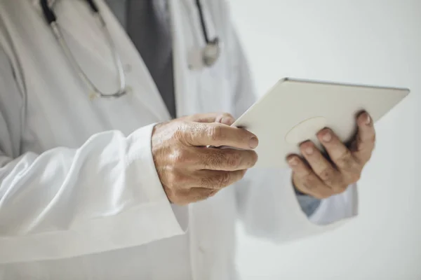 Doctor Holding Tablet — Stockfoto
