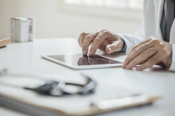Doctor Using Tablet — Stock Photo, Image