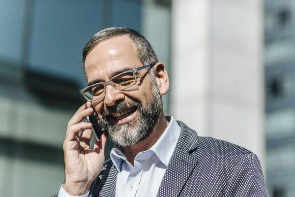 Uomo d'affari che parla al cellulare — Foto Stock