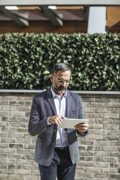 Uomo d'affari che utilizza tablet — Foto Stock