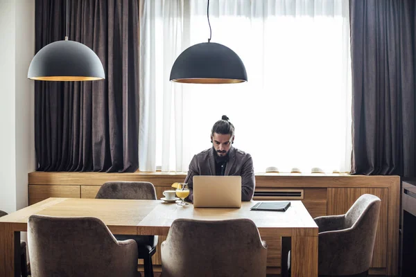 Empresário Freelancer trabalhando a partir do quarto de hotel — Fotografia de Stock