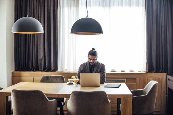 Empresario Freelancer Trabajando desde Habitación de Hotel — Foto de Stock