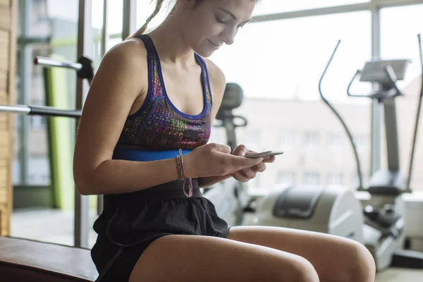 Femme utilisant smartphone à la salle de gym — Photo