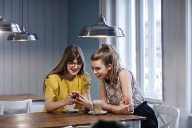 Cep telefonu görünümlü kız