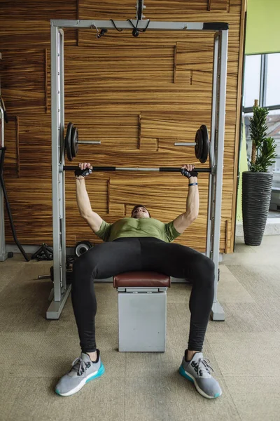 Mannen Workingoutat Gym — Stockfoto
