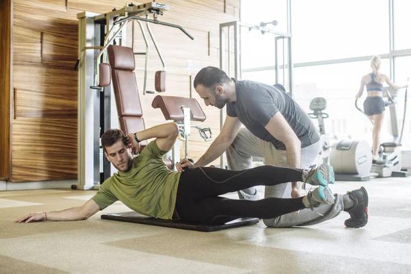 Istruttore che lavora in palestra — Foto Stock