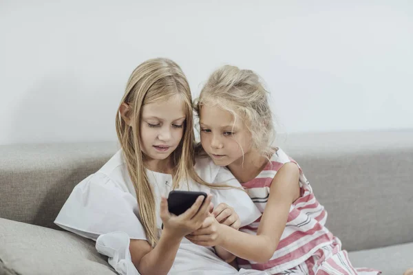 Irmãs brincando com Smartphone — Fotografia de Stock