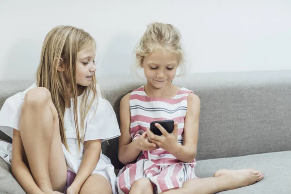 Hermanas jugando con Smartphone —  Fotos de Stock