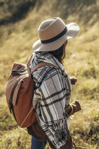 Donna godendo la natura — Foto Stock